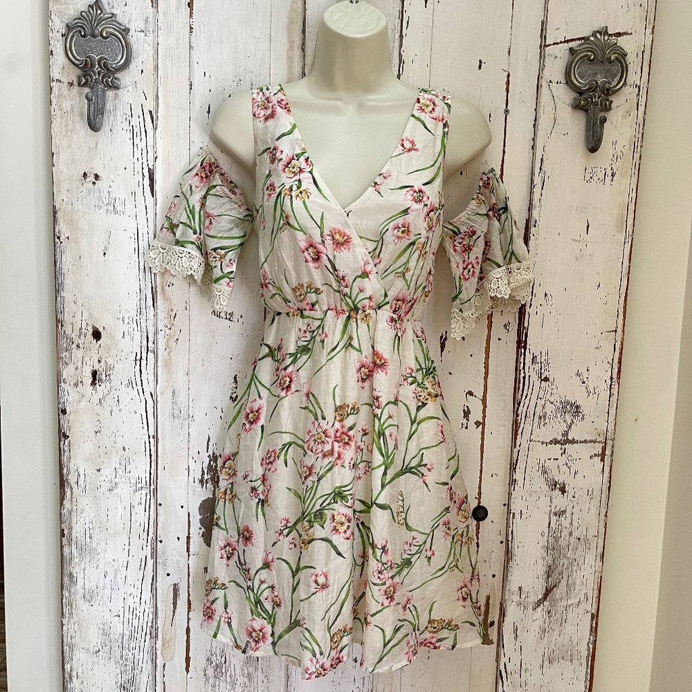 Flying Tomato At Anthropologie Size Juniors Medium Cold Shoulder Floral Dress